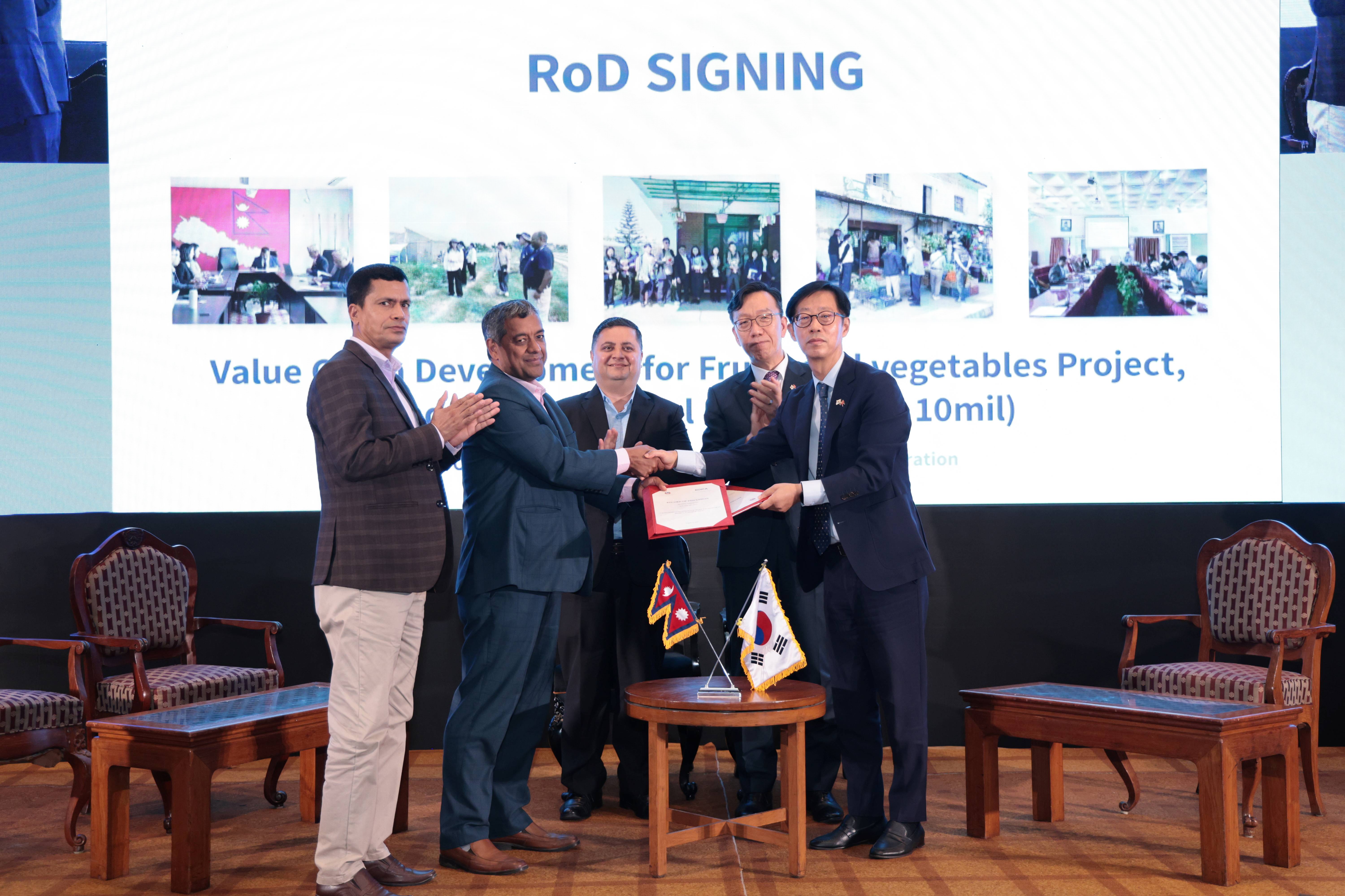 Mooheon Kong, Country Director of KOICA Nepal, and Hari Bahadur KC, Joint Secretary of the Ministry of Education, Science and Technology, exchange the signed agreement for Phase II of the Value Chain Development of Fruits and Vegetables (VCDP) in Lumbini Province.